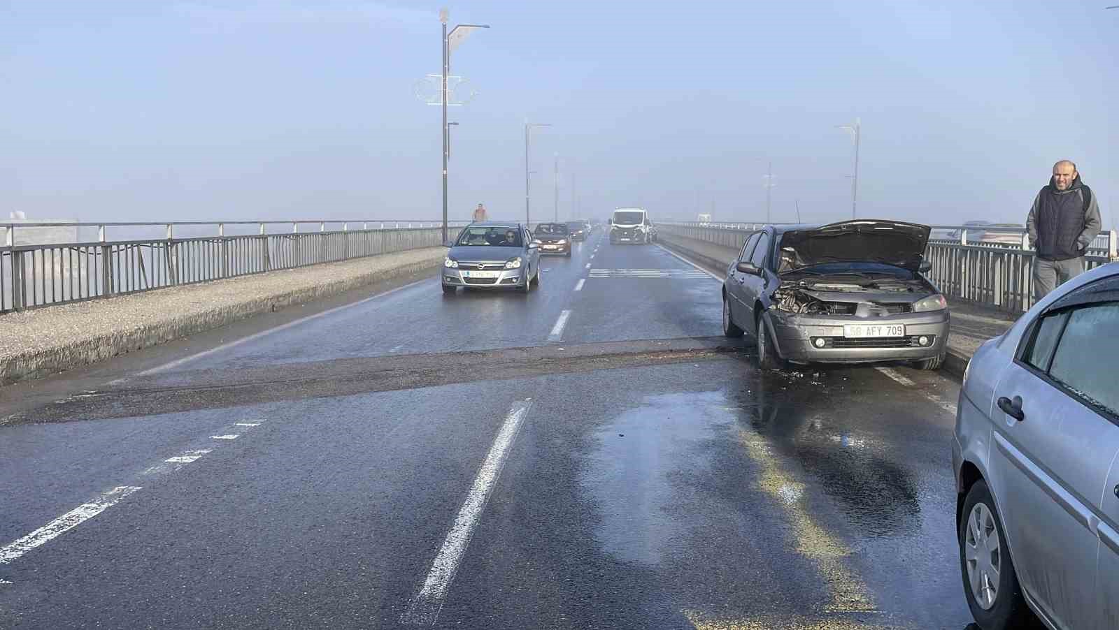 Sivas’ta buzlanma zincirleme kazaya neden oldu, çok sayıda araç birbirine girdi
