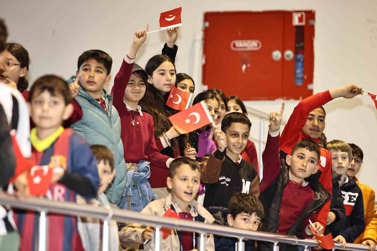 Sivas’ta çocuklar halk oyunlarıyla buluştu
