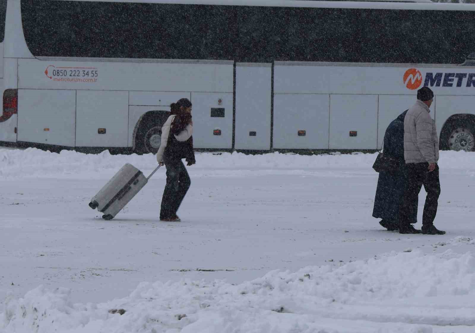 Sivas’ta etkili olan kar, hayatı durma noktasına getirdi
