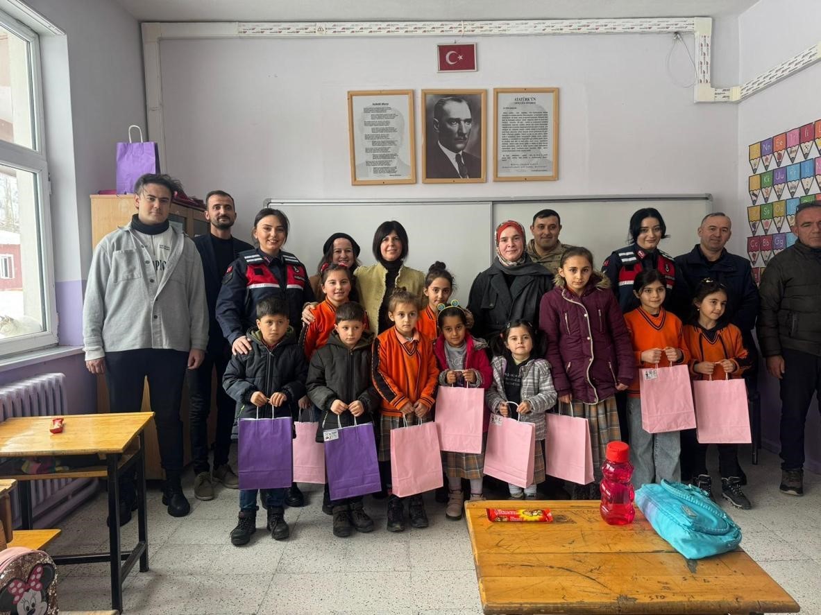 Sivas’ta jandarmadan öğrencilere karne sürprizi

