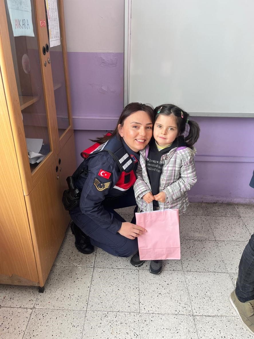 Sivas’ta jandarmadan öğrencilere karne sürprizi
