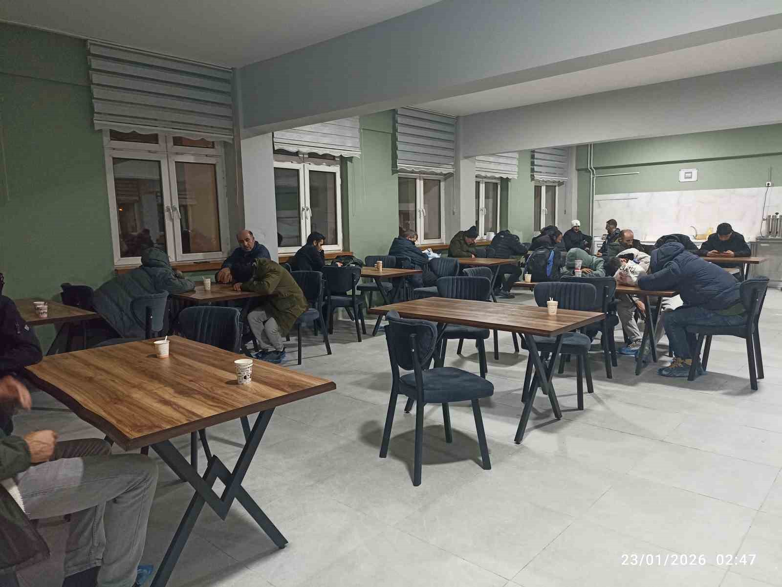 Sivas’ta kar esareti: Mahsur kalan 700 kişi okul yurtlarına yerleştirildi
