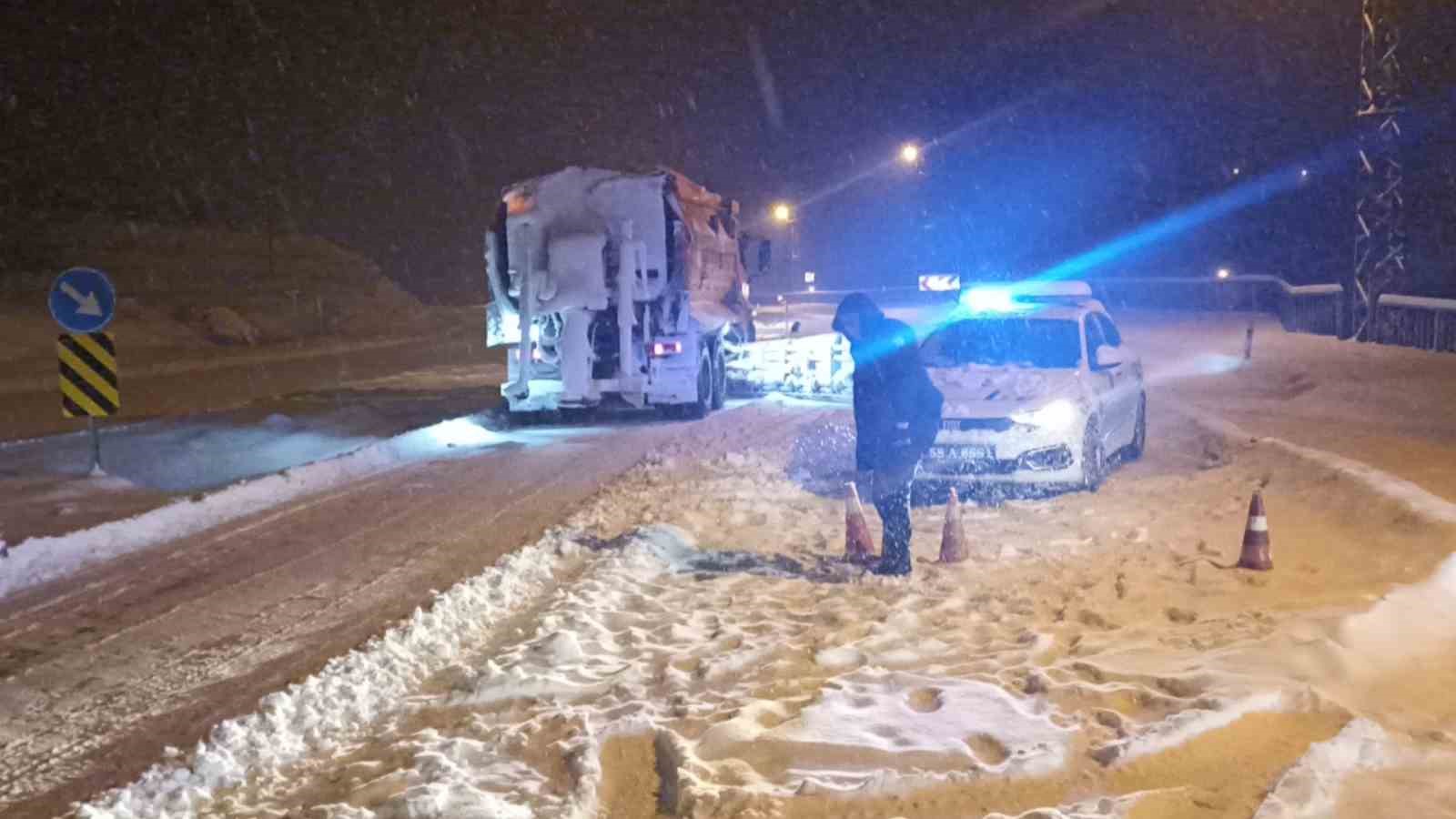 Sivas’ta kar esareti: Mahsur kalan 700 kişi okul yurtlarına yerleştirildi
