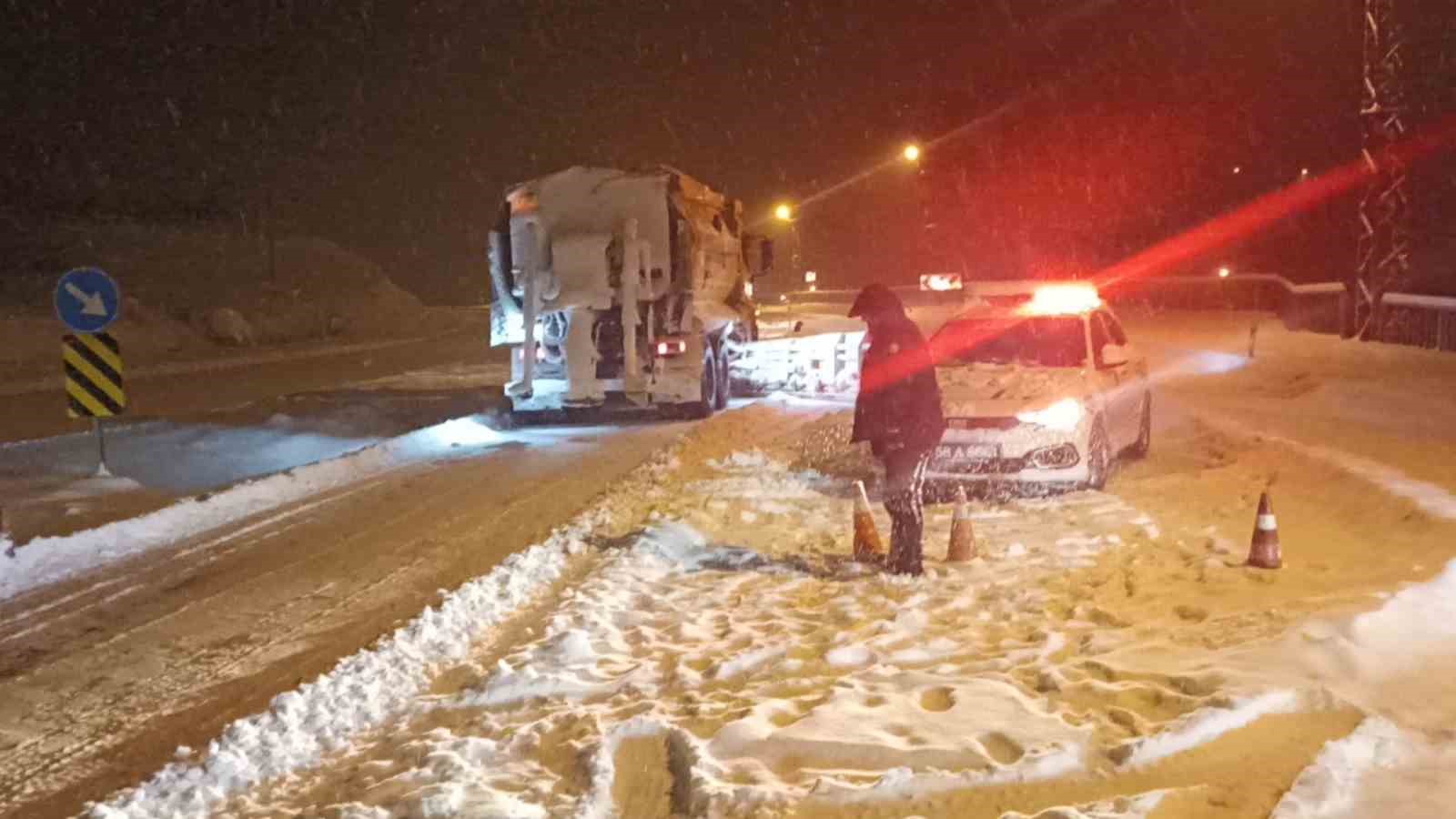 Sivas’ta kar esareti: Mahsur kalan 700 kişi okul yurtlarına yerleştirildi
