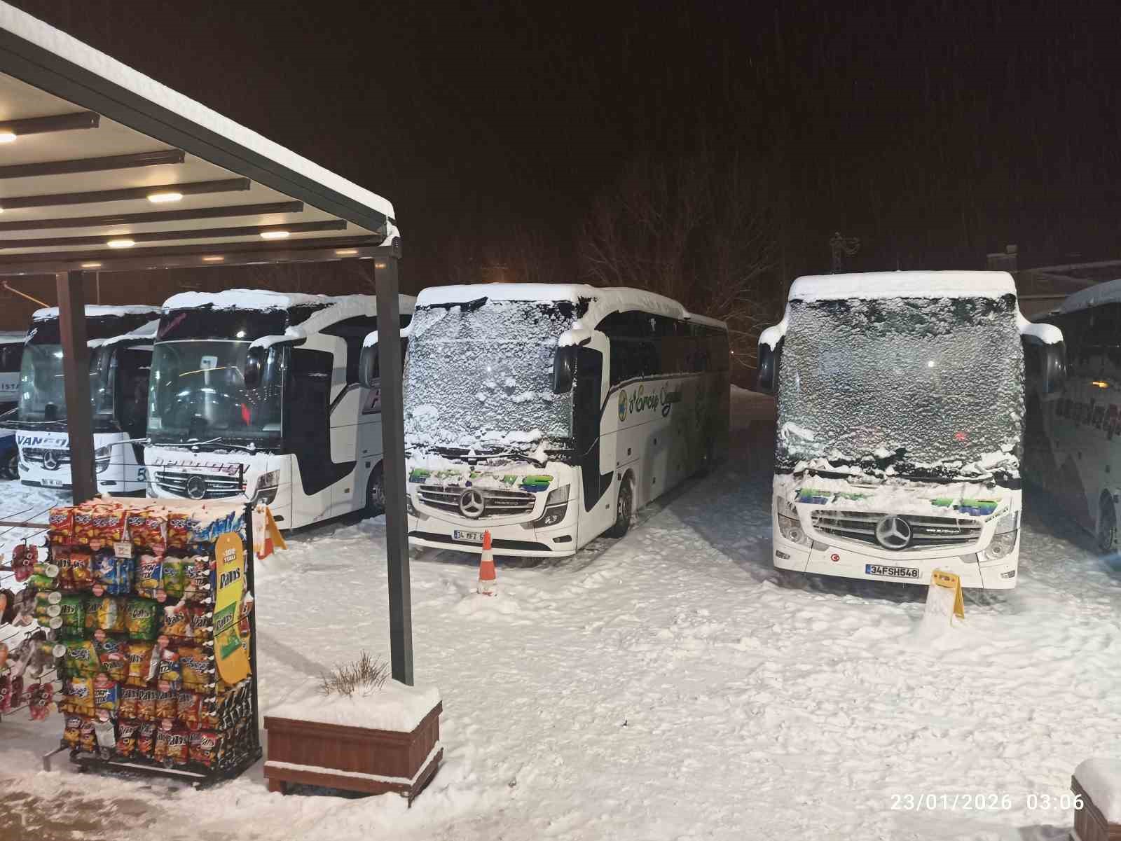 Sivas’ta kar esareti: Mahsur kalan 700 kişi okul yurtlarına yerleştirildi
