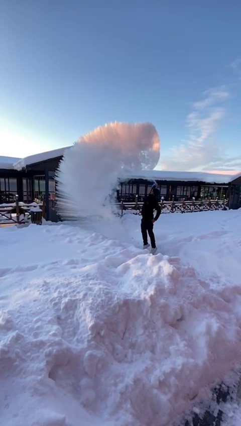 Sivas’ta kar ve dondurucu soğuk renkli görüntüler oluşturdu
