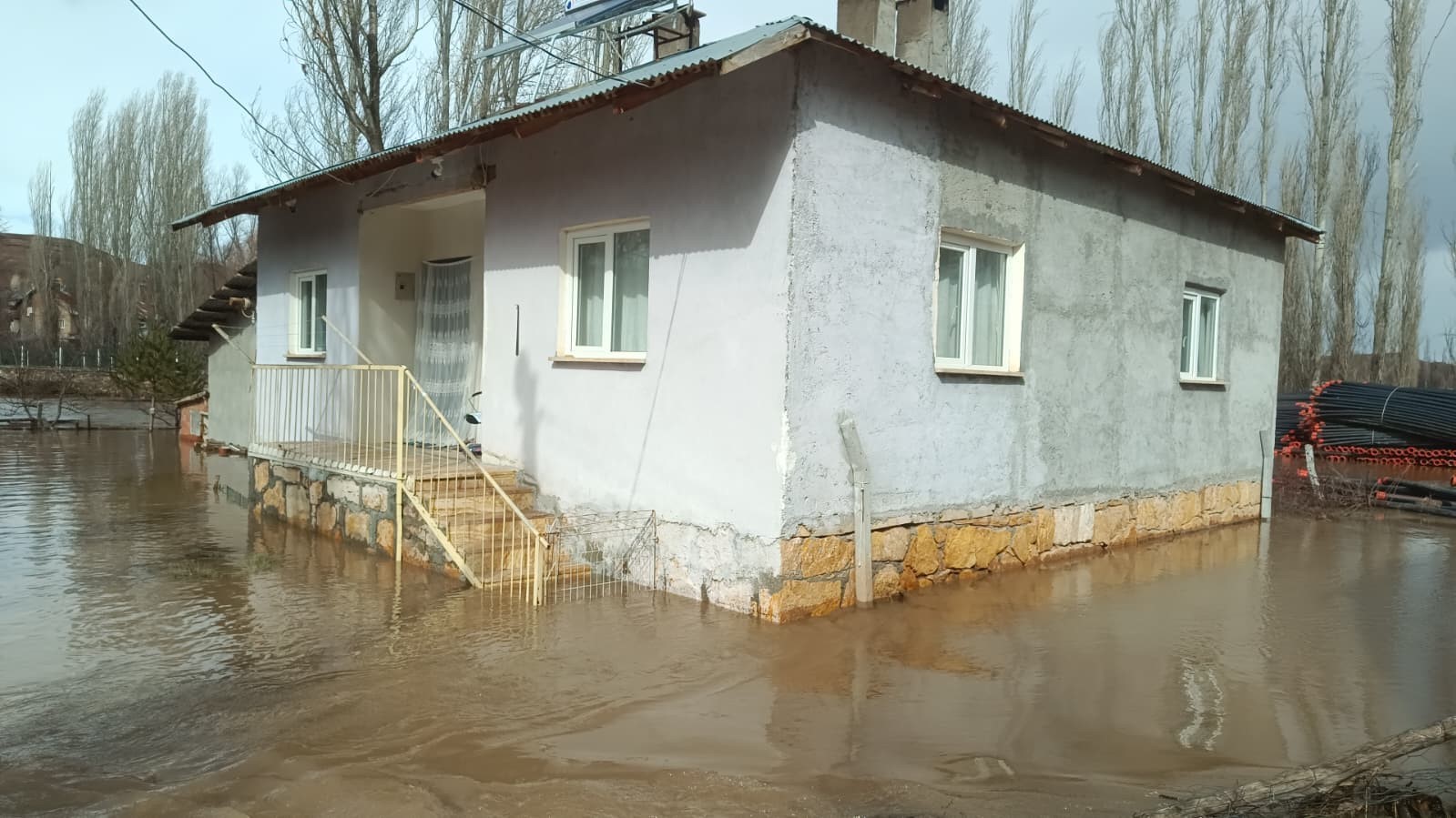 Sivas’ta karların erimesi ile dereler taştı, tarım arazileri göle döndü
