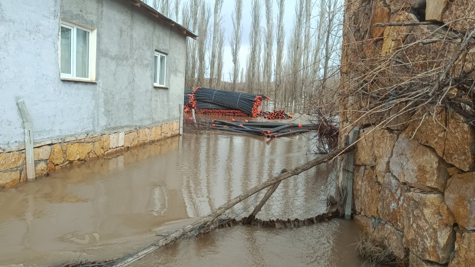 Sivas’ta karların erimesi ile dereler taştı, tarım arazileri göle döndü
