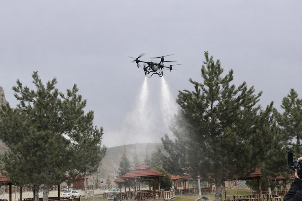 Sivas’ta keneye karşı havadan karadan mücadele
