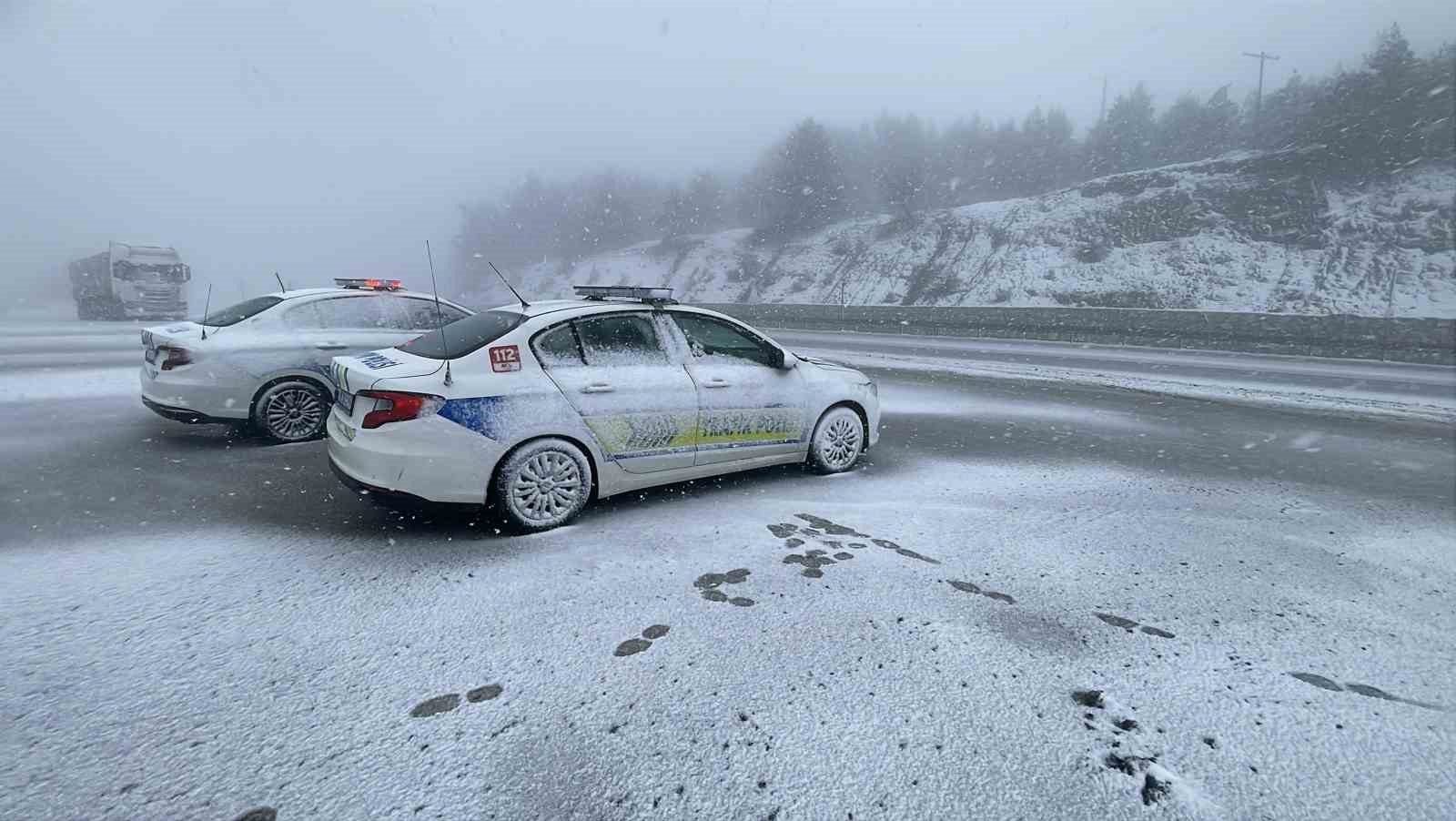 Sivas’ta kış geri döndü: Geçitler karla kaplandı
