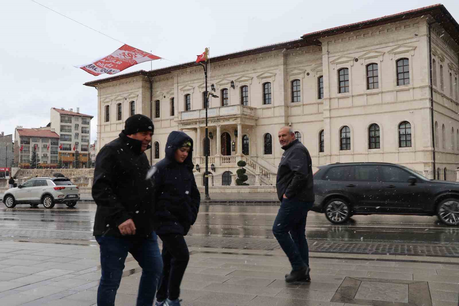 Sivas’ta kış geri döndü
