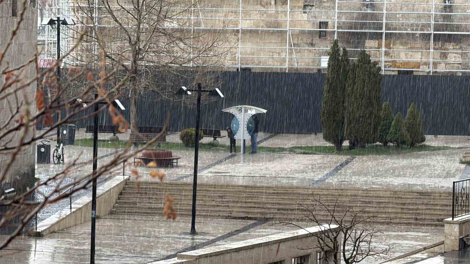 Sivas’ta kuvvetli yağmur etkili oldu, hazırlıksız yakalananlar sığınacak yer aradı
