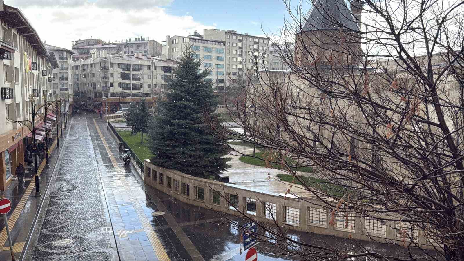 Sivas’ta kuvvetli yağmur etkili oldu, hazırlıksız yakalananlar sığınacak yer aradı
