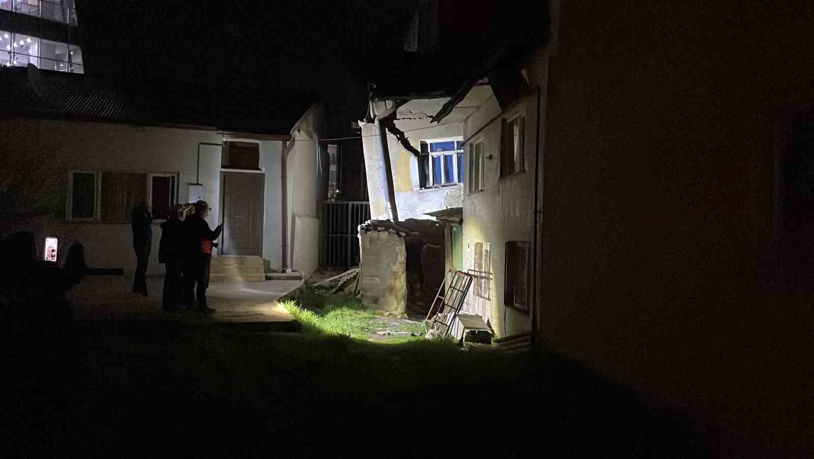 Sivas’ta müstakil ev çöktü, ev tahliye edildi
