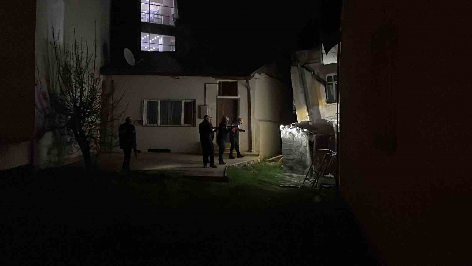 Sivas’ta müstakil ev çöktü, ev tahliye edildi
