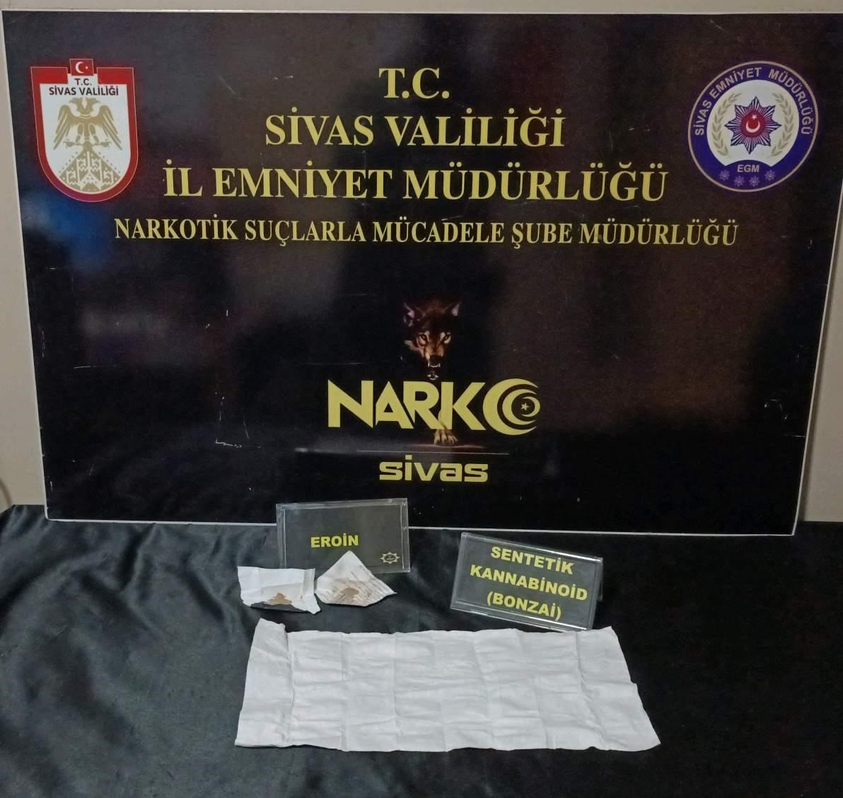 Sivas’ta narkotik operasyonu: 3 kişi tutuklandı
Sivas’ta narkotik operasyonu: 3 kişi tutuklandı