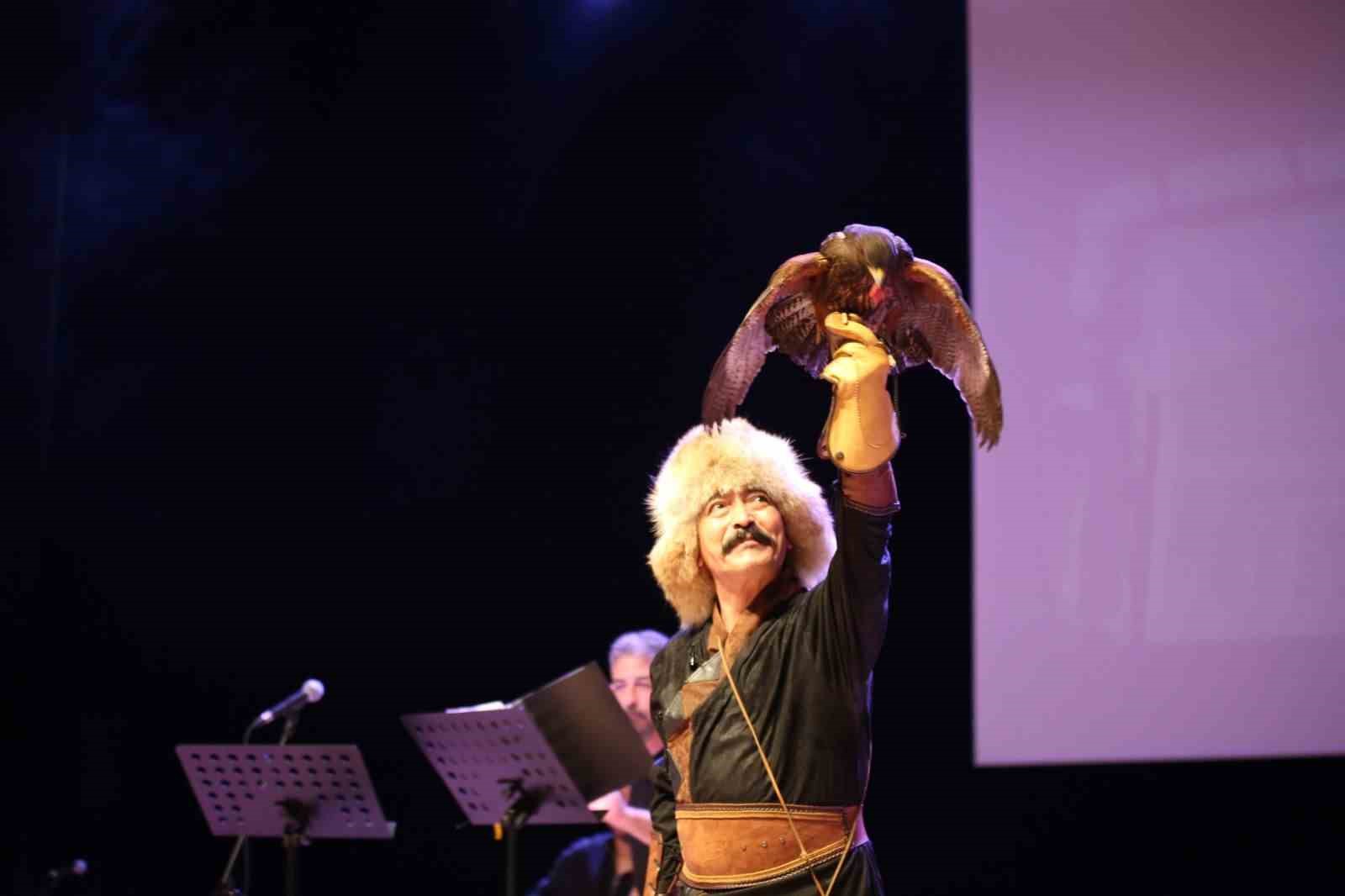 Sivas’ta Nevruz kutlamalarında renkli görüntüler: Sahneye kurtlar çıktı, şahin havada uçtu
