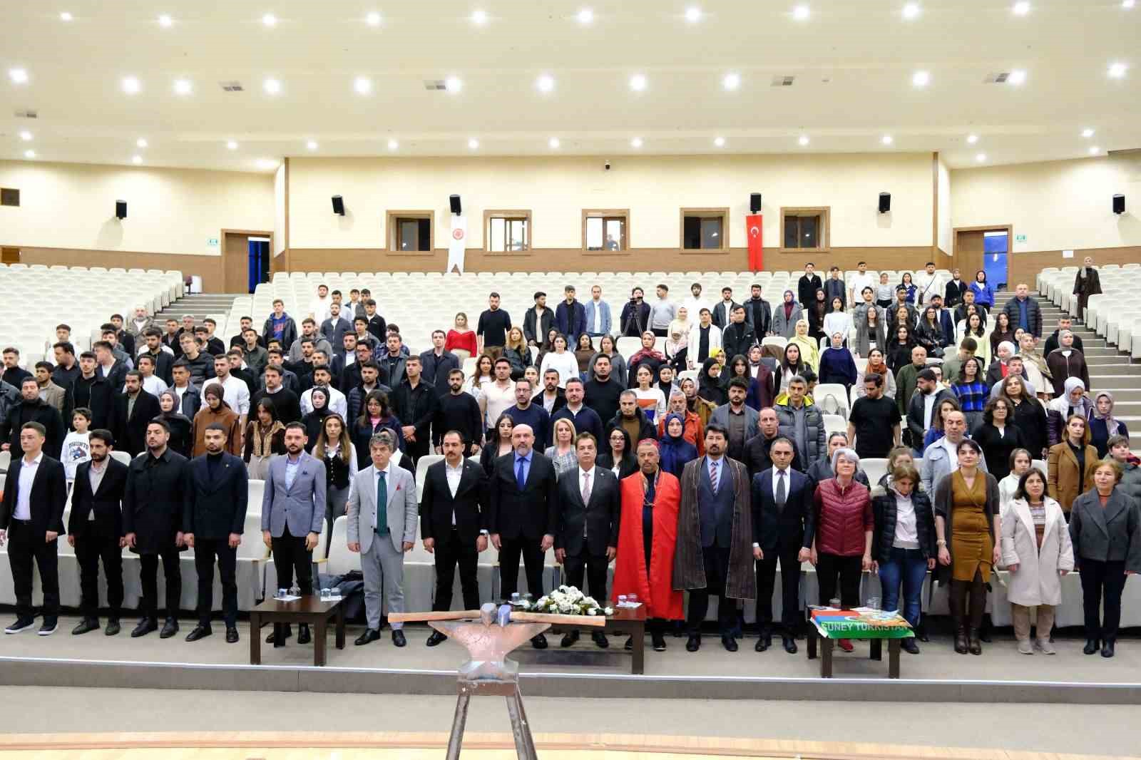 Sivas’ta Nevruz kutlamalarında renkli görüntüler: Sahneye kurtlar çıktı, şahin havada uçtu
