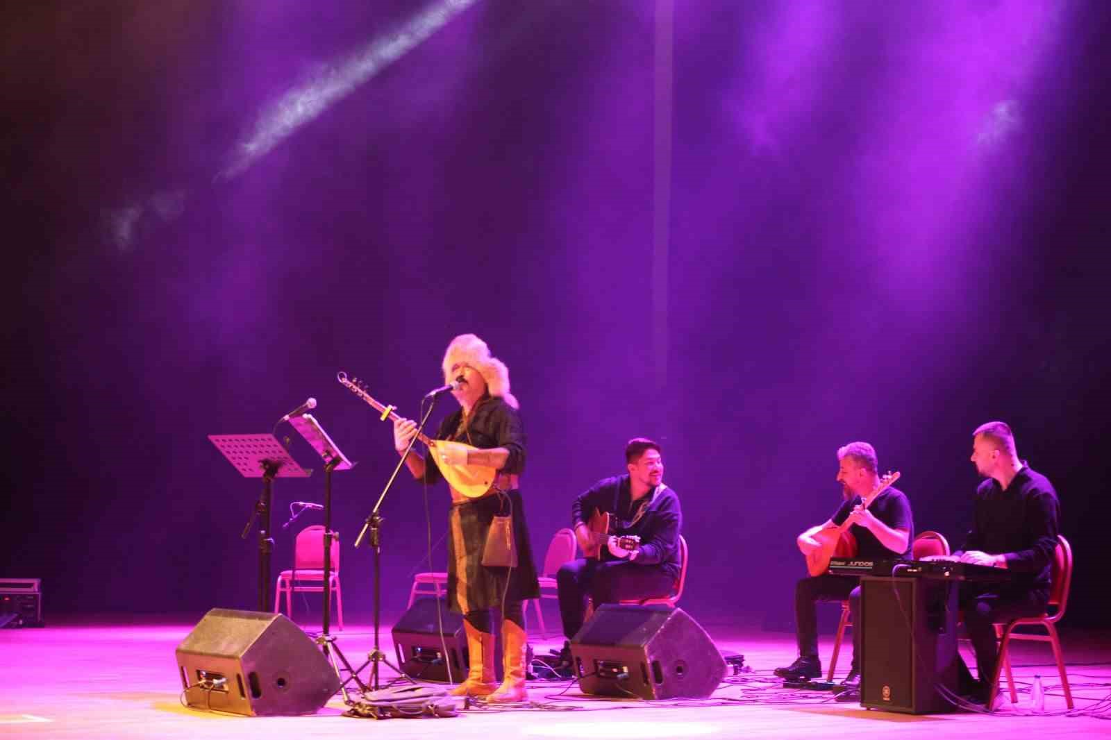 Sivas’ta Nevruz kutlamalarında renkli görüntüler: Sahneye kurtlar çıktı, şahin havada uçtu
