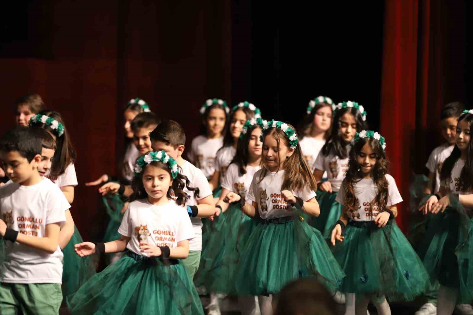 Sivas’ta öğrencilerden Orman Haftası’nda renkli kutlama
