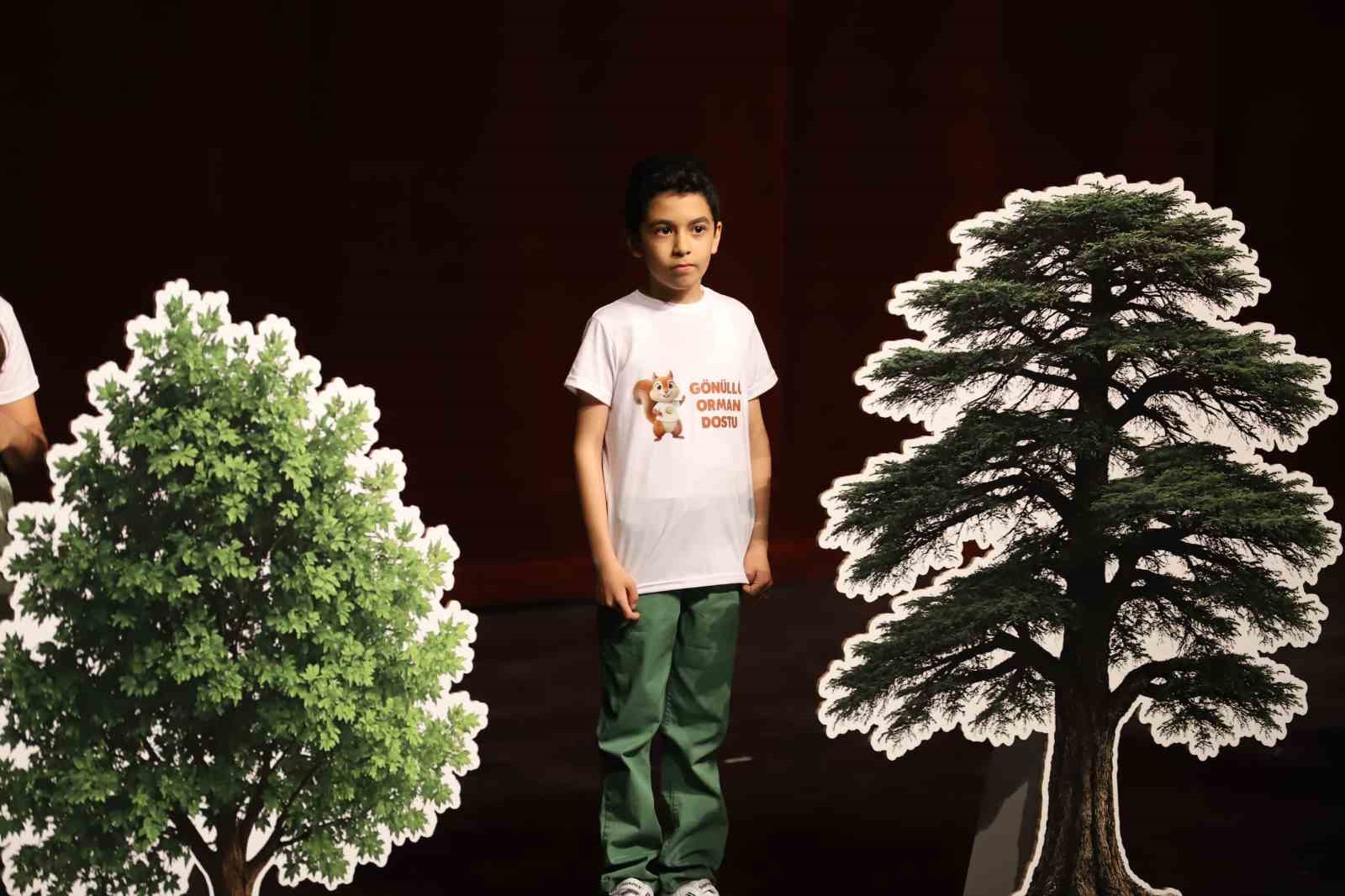 Sivas’ta öğrencilerden Orman Haftası’nda renkli kutlama
