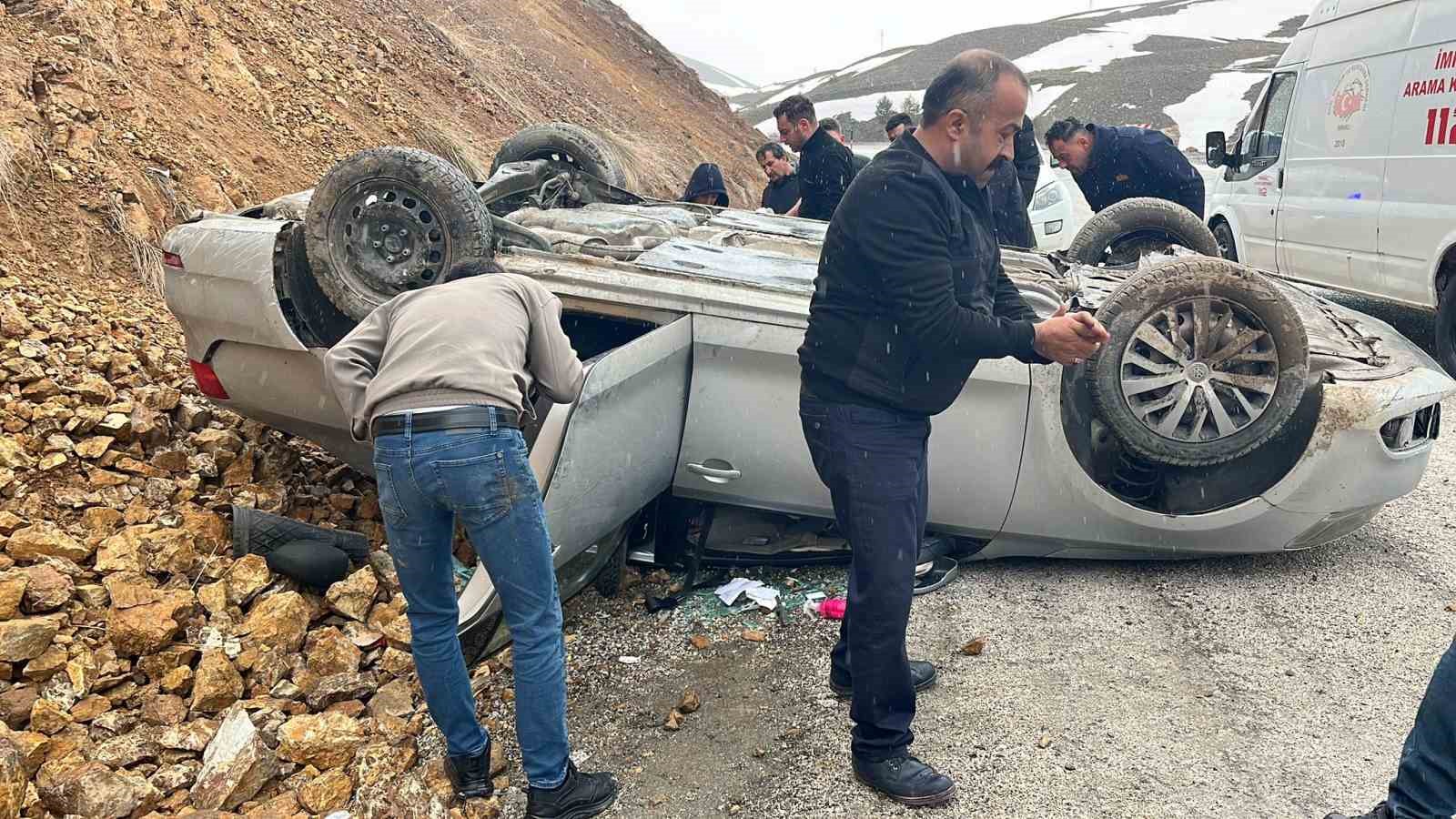 Sivas’ta otomobil takla attı, 3 kişi yaralandı

