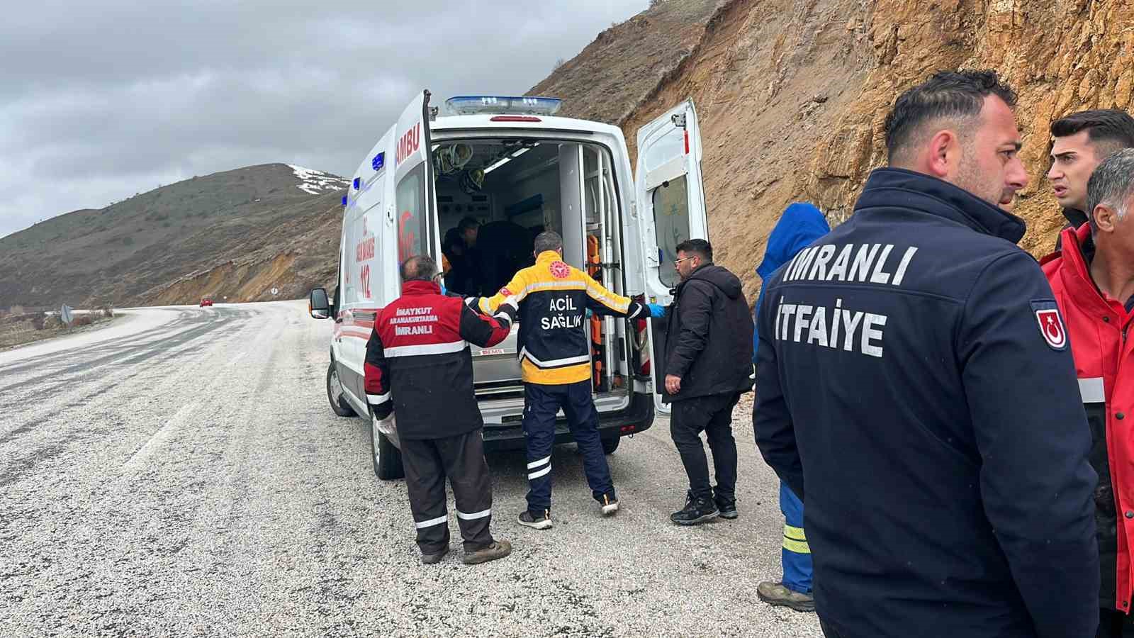 Sivas’ta otomobil takla attı, 3 kişi yaralandı
