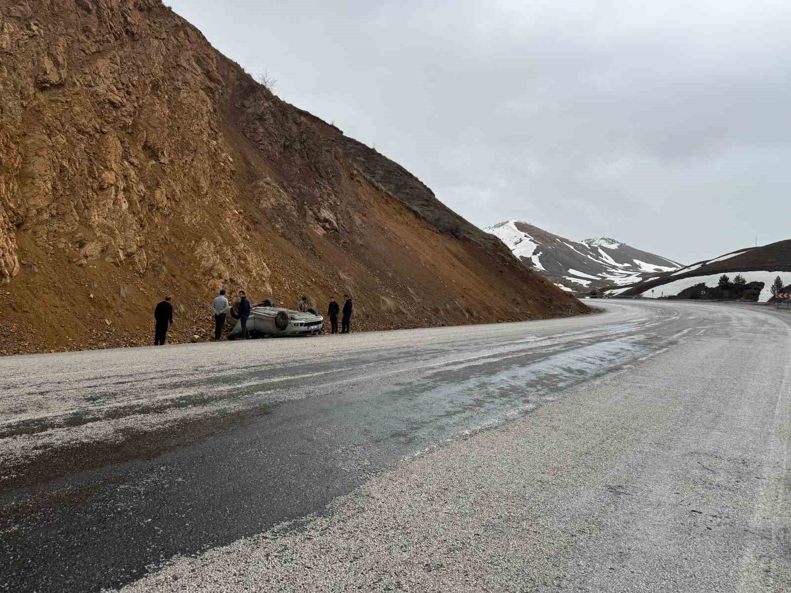 Sivas’ta otomobil takla attı, 3 kişi yaralandı
