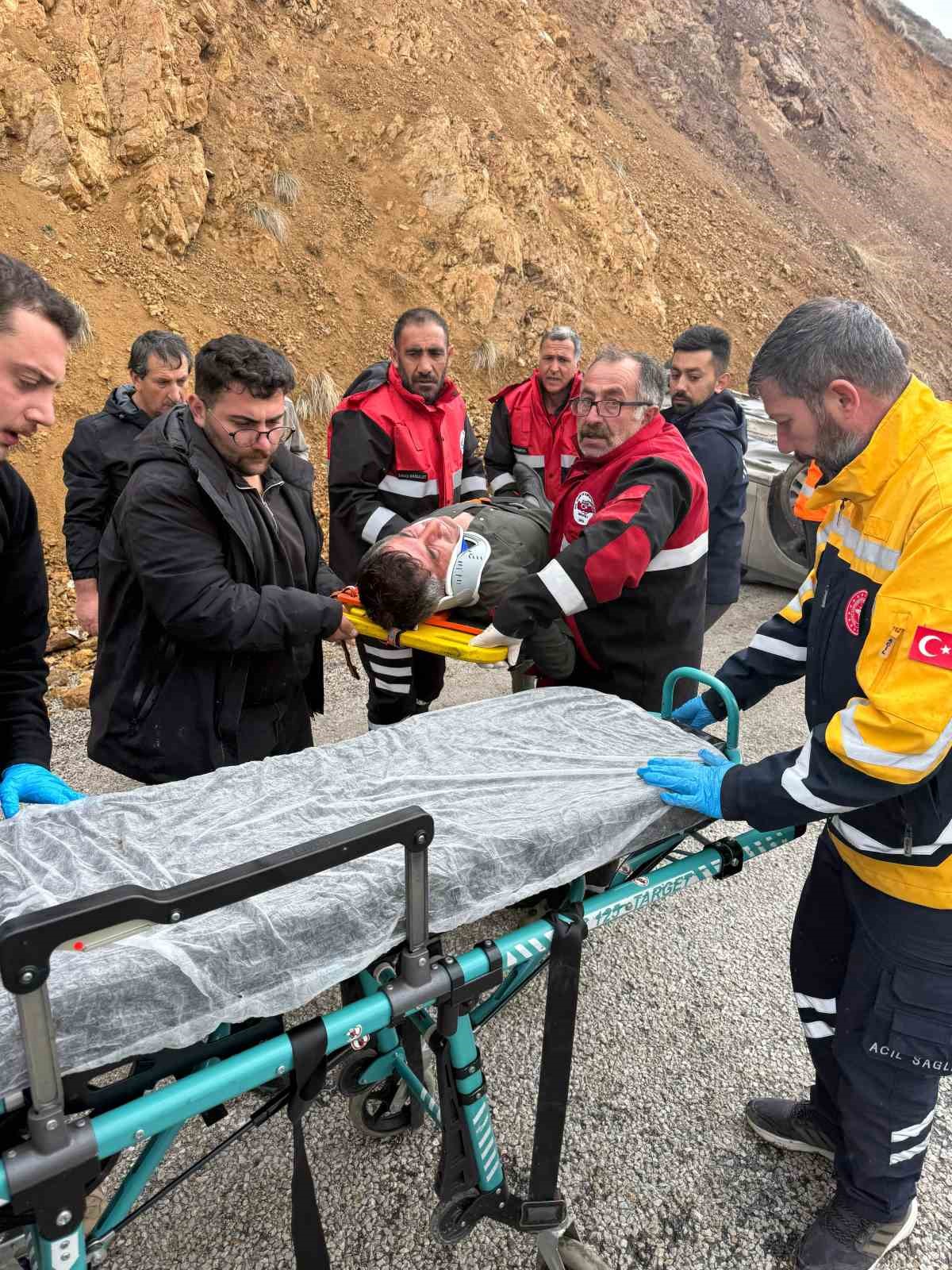 Sivas’ta otomobil takla attı, 3 kişi yaralandı
