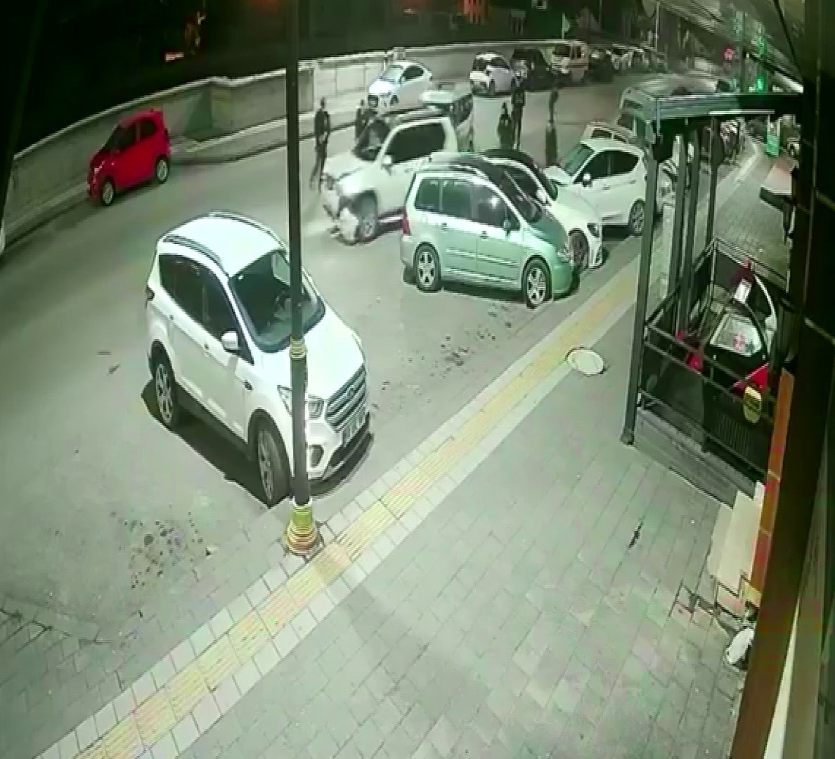 Sivas’ta polisin "dur" ihtarına uymayan sürücü, ortalığı savaş alanına çevirdi
Sivas’ta polisin "dur" ihtarına uymayan sürücü, ortalığı savaş alanına çevirdi