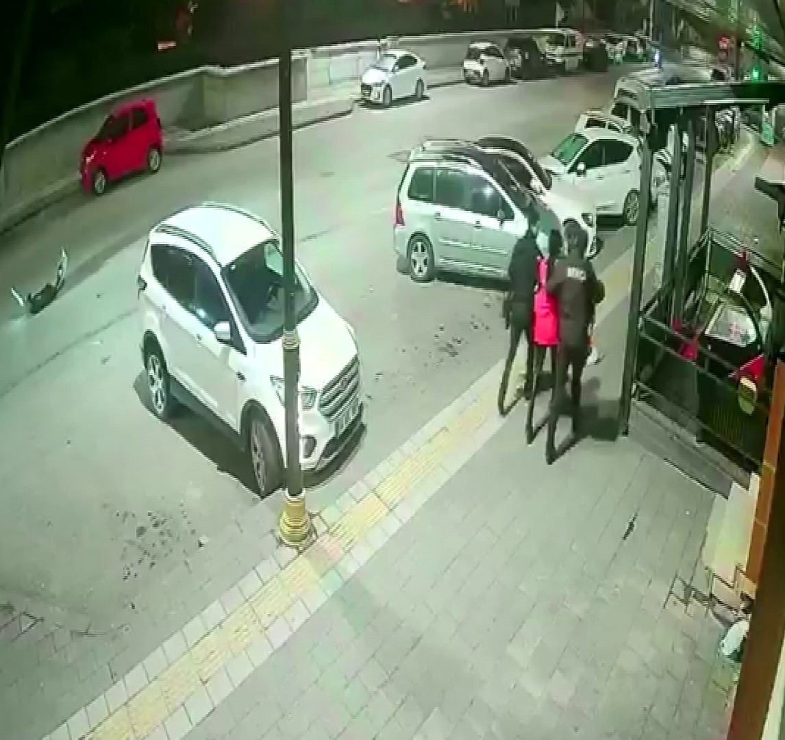 Sivas’ta polisin "dur" ihtarına uymayan sürücü, ortalığı savaş alanına çevirdi
Sivas’ta polisin "dur" ihtarına uymayan sürücü, ortalığı savaş alanına çevirdi