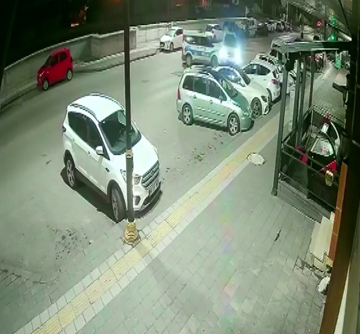 Sivas’ta polisin "dur" ihtarına uymayan sürücü, ortalığı savaş alanına çevirdi
Sivas’ta polisin "dur" ihtarına uymayan sürücü, ortalığı savaş alanına çevirdi