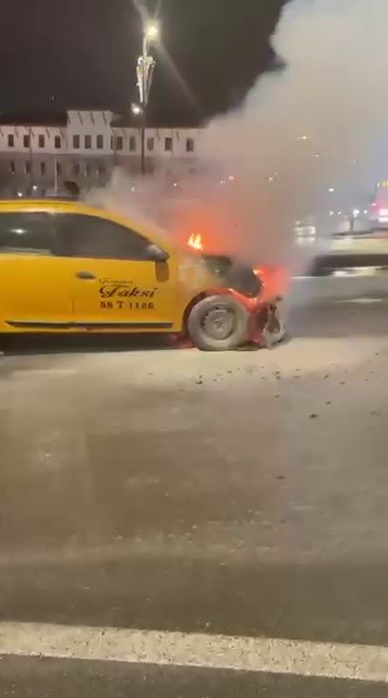 Sivas’ta seyir halindeki taksi alevlere teslim oldu
