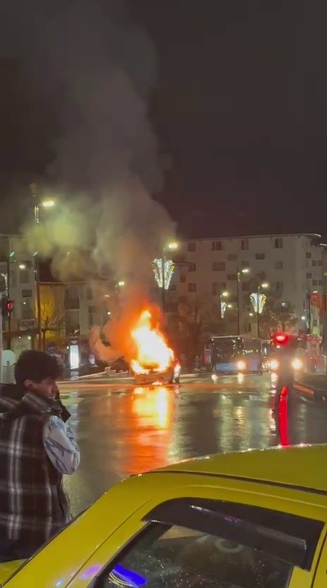 Sivas’ta seyir halindeki taksi alevlere teslim oldu
