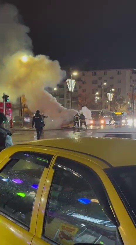 Sivas’ta seyir halindeki taksi alevlere teslim oldu
