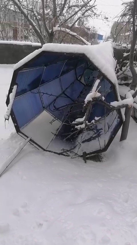 Sivas’ta şiddetli rüzgar cami minaresinin külahını uçurdu
