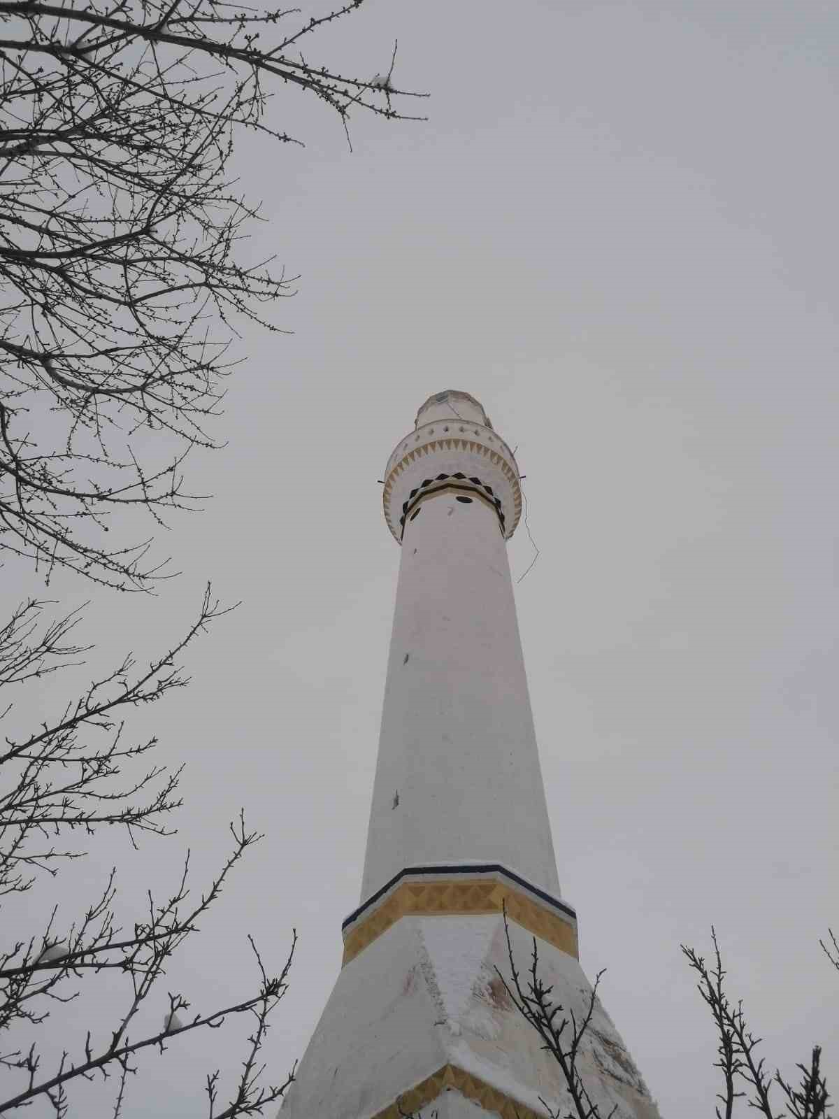 Sivas’ta şiddetli rüzgar cami minaresinin külahını uçurdu
