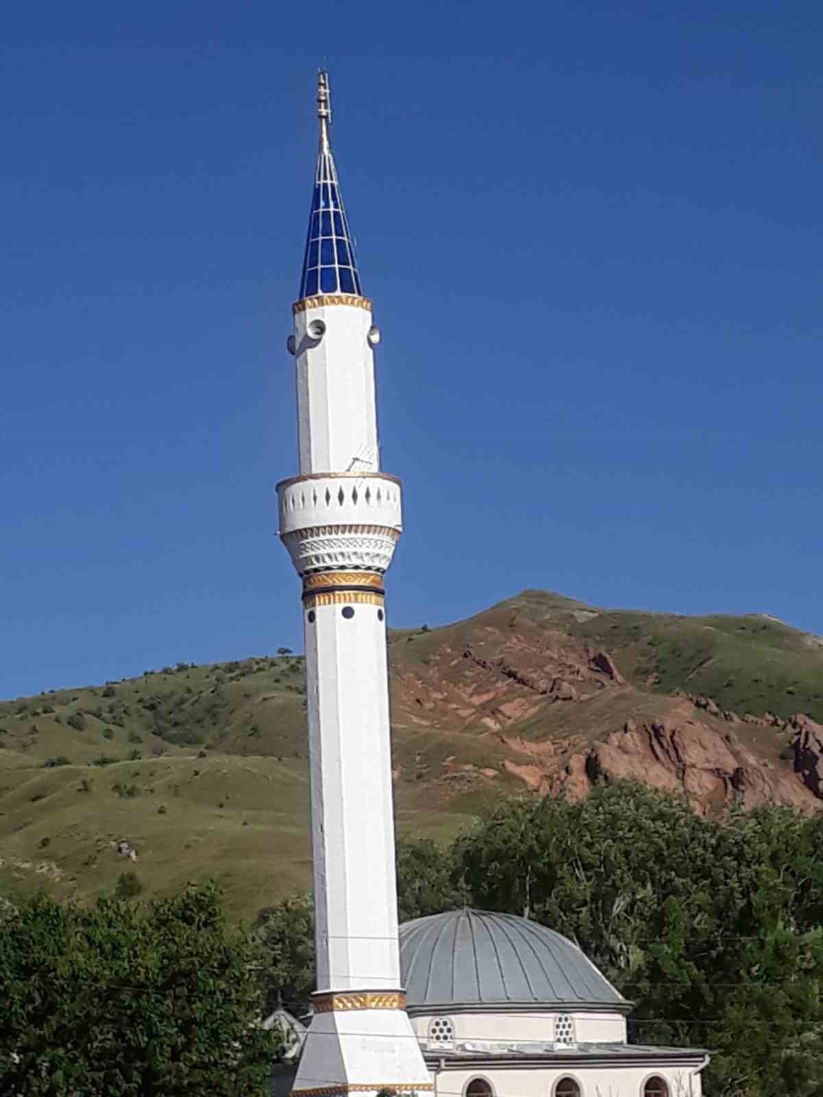 Sivas’ta şiddetli rüzgar cami minaresinin külahını uçurdu
