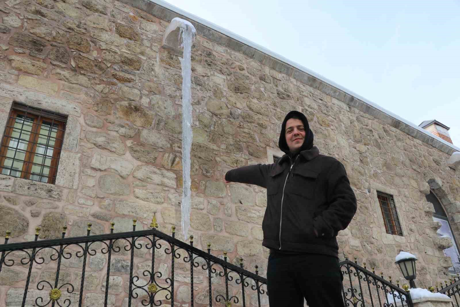 Sivas’ta soğuk hava 4 metreyi bulan buz sarkıtları oluşturdu
