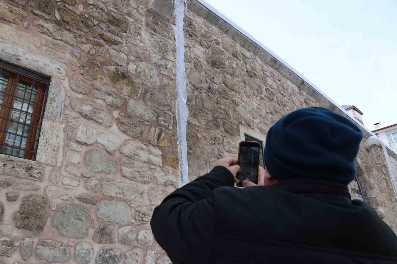 Sivas’ta soğuk hava 4 metreyi bulan buz sarkıtları oluşturdu
