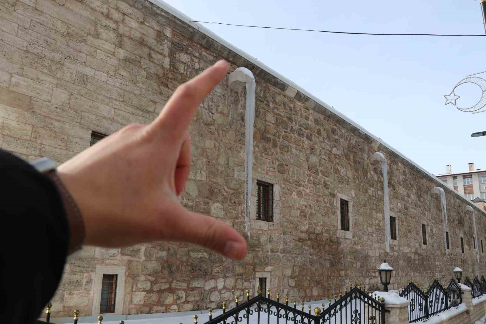 Sivas’ta soğuk hava 4 metreyi bulan buz sarkıtları oluşturdu
