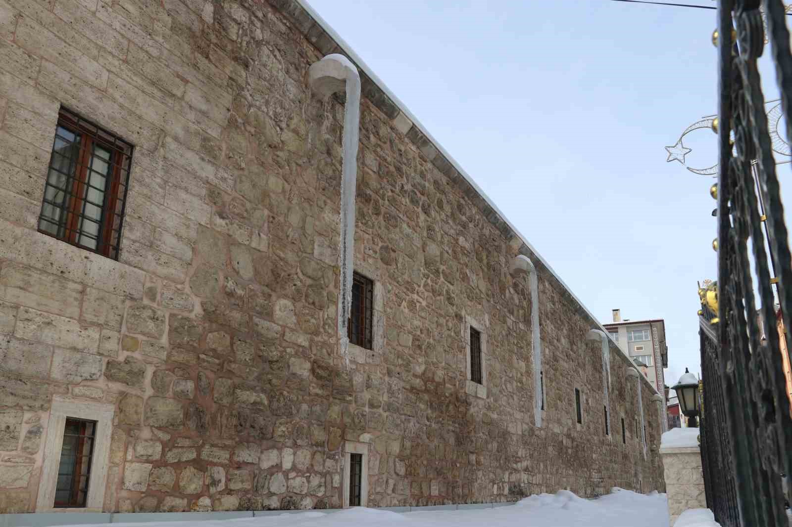 Sivas’ta soğuk hava 4 metreyi bulan buz sarkıtları oluşturdu
