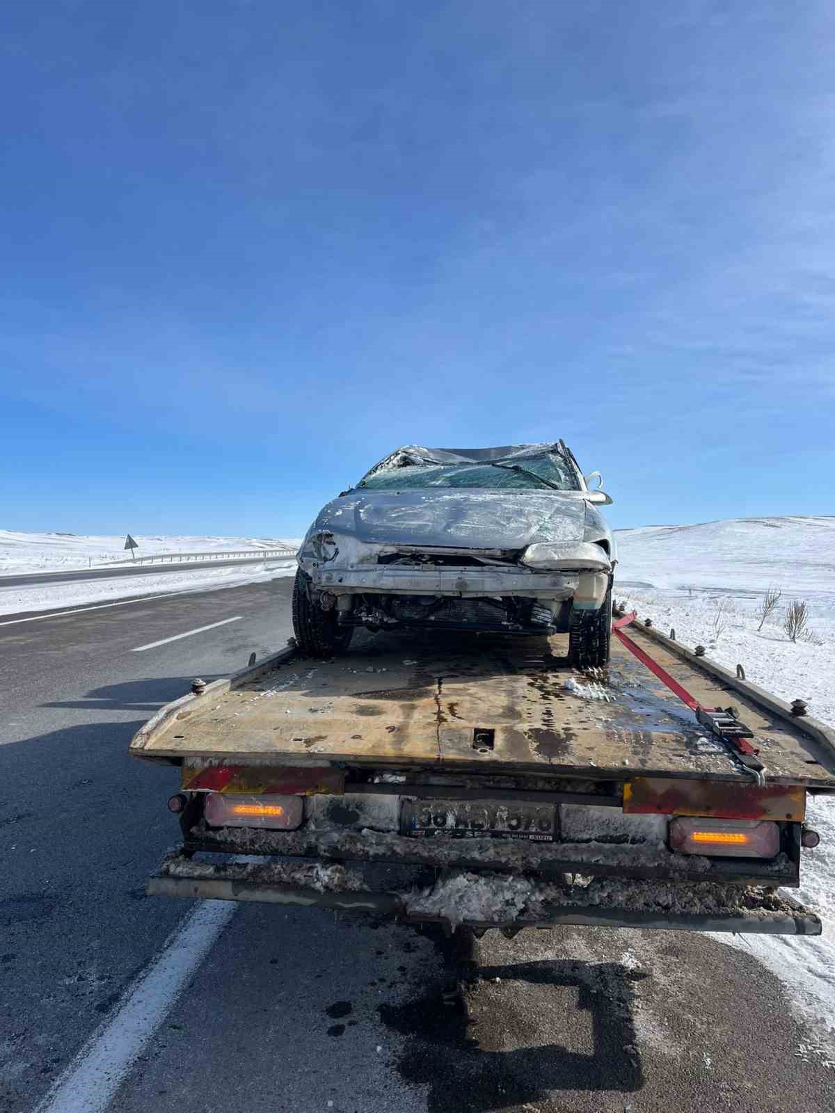 Sivas’ta takla atıp ters dönen otomobildeki 4 kişi yaralandı
