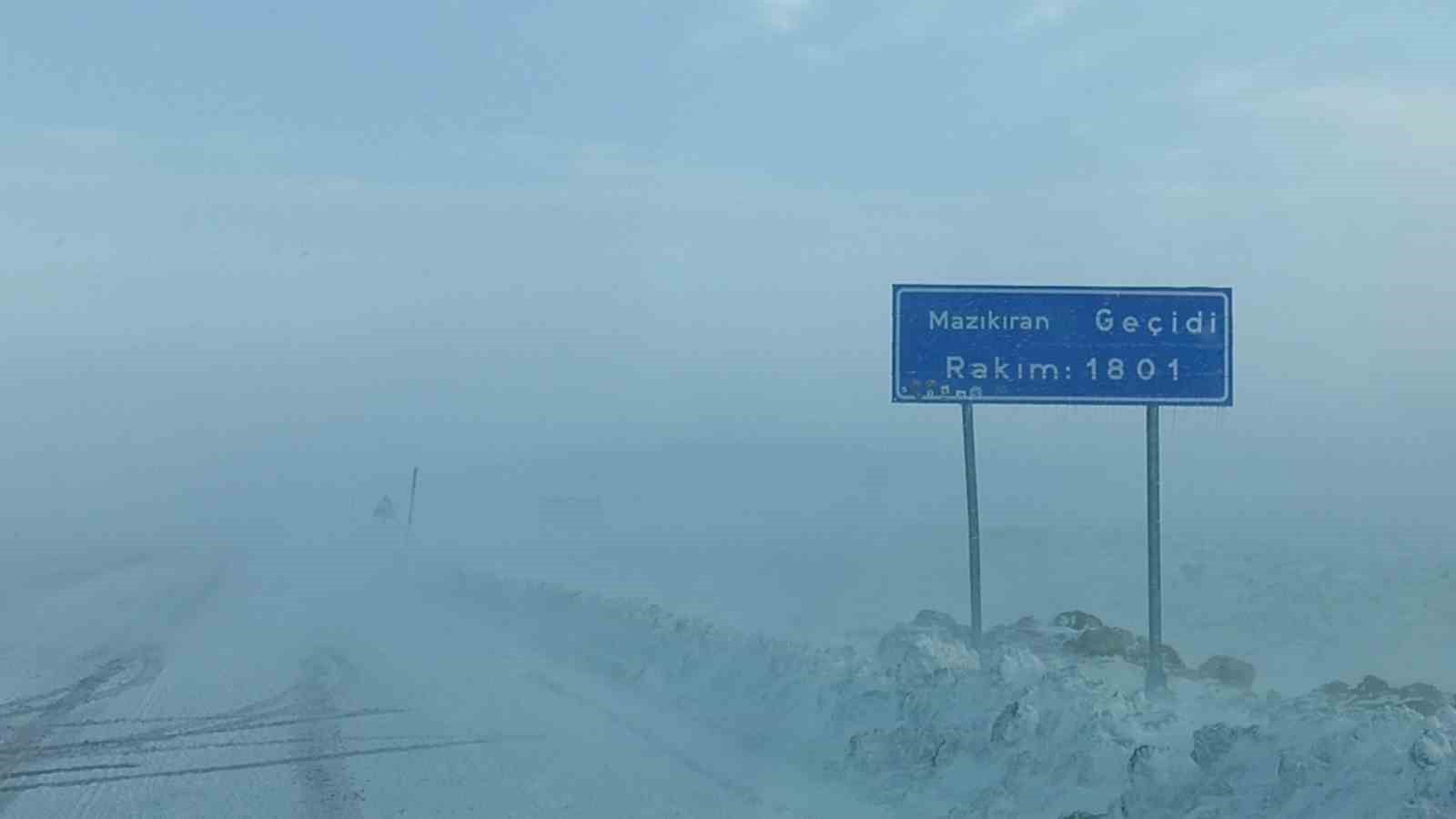 Sivas’ta tipi ulaşımı aksattı, kilometrelerce tır kuyrukları oluştu
