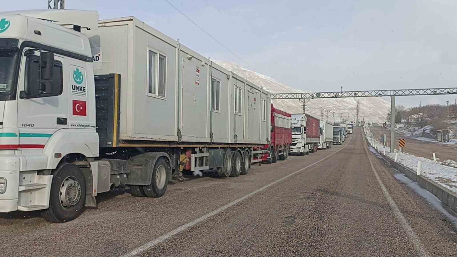 Sivas’ta tipi ulaşımı aksattı, kilometrelerce tır kuyrukları oluştu
