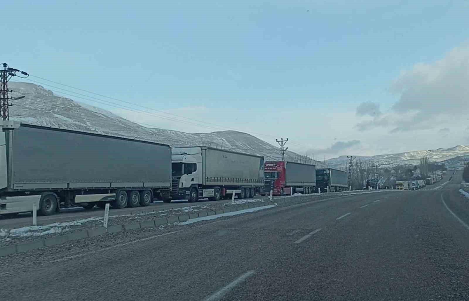 Sivas’ta tipi ulaşımı aksattı, kilometrelerce tır kuyrukları oluştu
