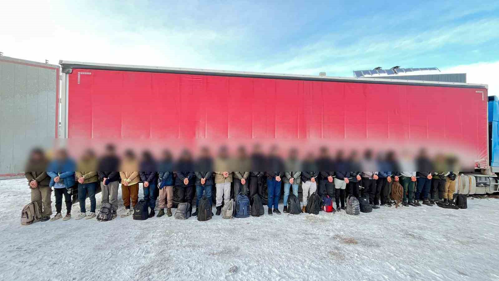 Sivas’ta tır dorsesine gizlenen 25 kaçak göçmen yakalandı
Sivas’ta tır dorsesine gizlenen 25 kaçak göçmen yakalandı