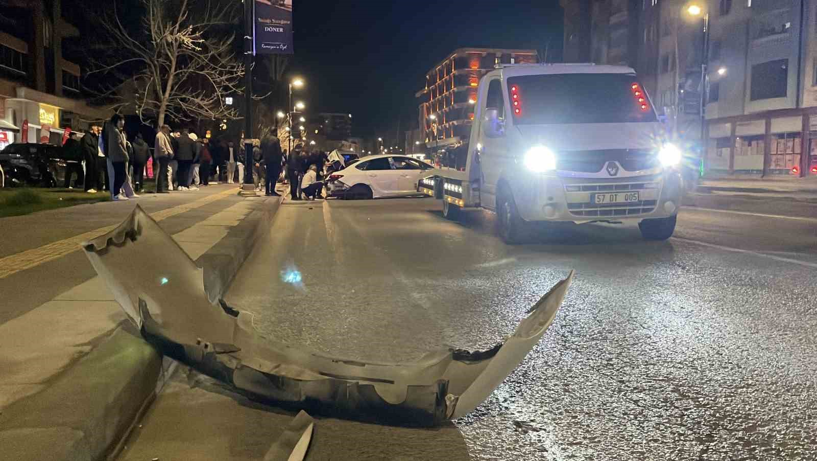 Sivas’ta üç kişinin yaralandığı kazada araç hurdaya döndü: O anlar kamerada
