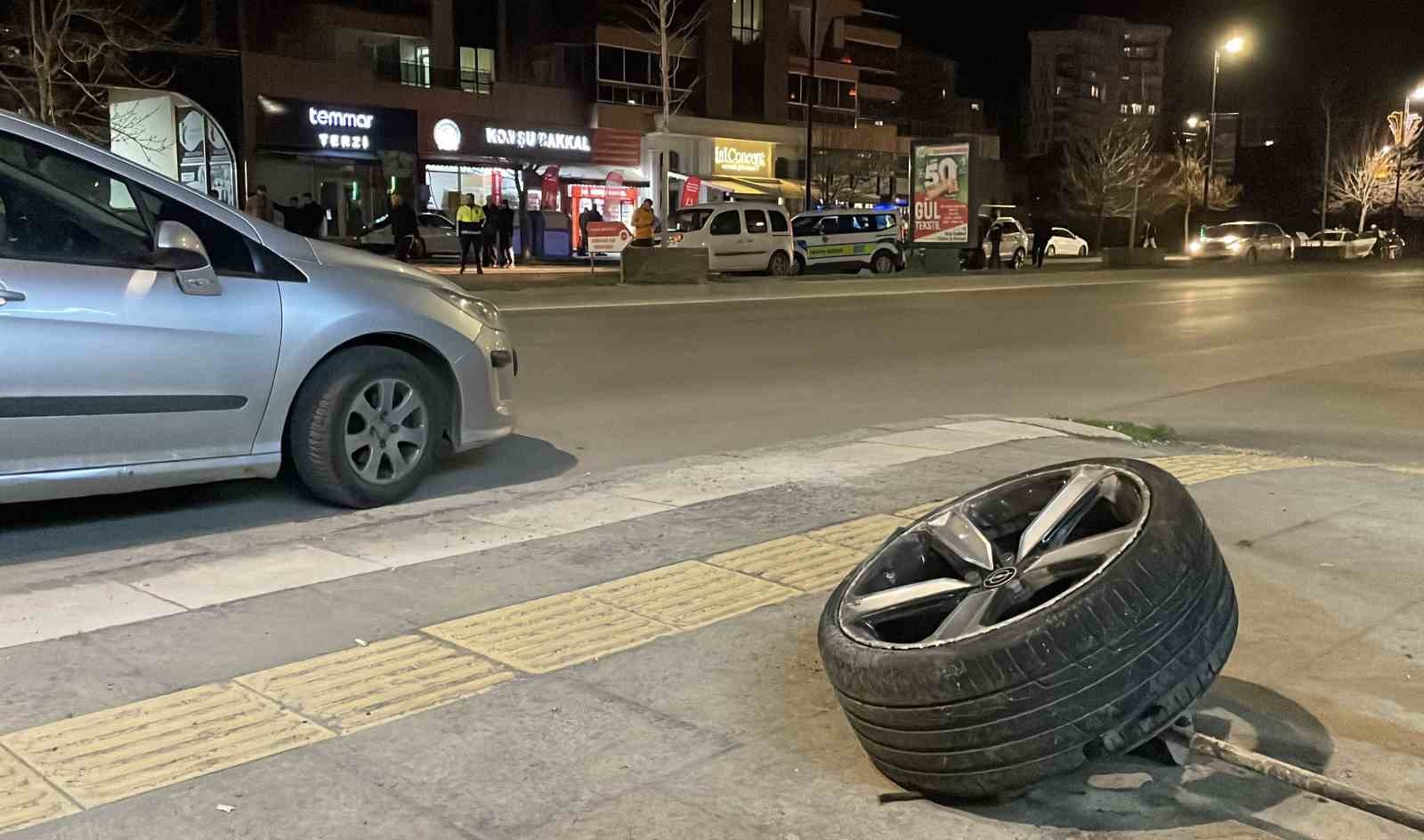 Sivas’ta üç kişinin yaralandığı kazada araç hurdaya döndü: O anlar kamerada

