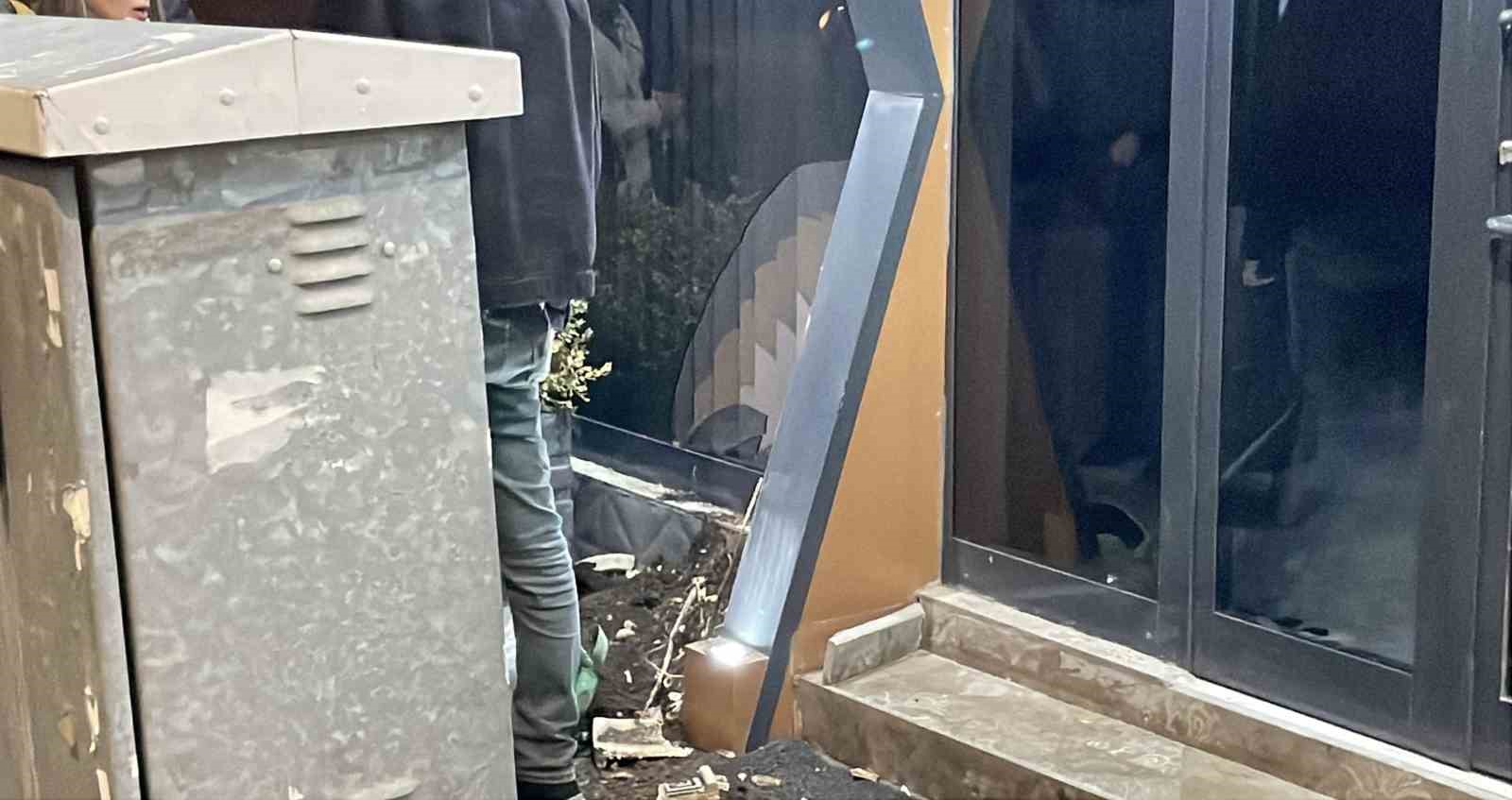 Sivas’ta üç kişinin yaralandığı kazada araç hurdaya döndü: O anlar kamerada
